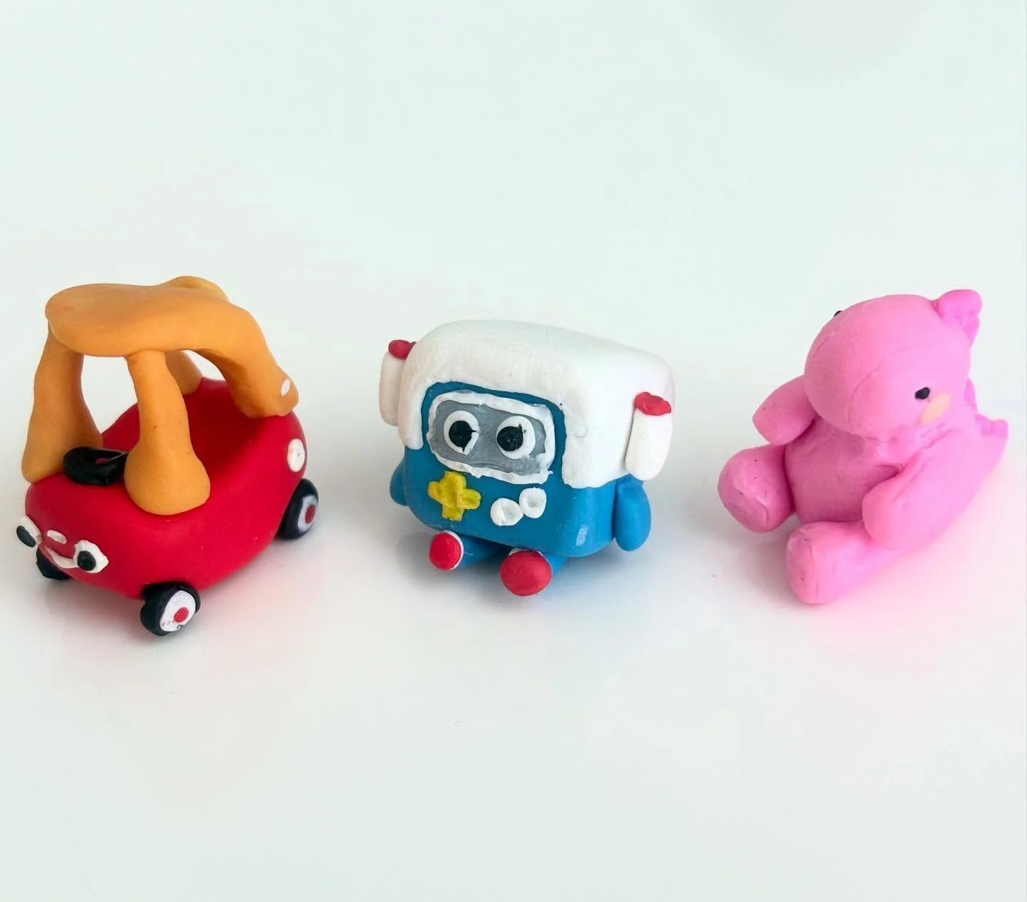 The car, Gabo, and Dino came to town 

#toy #clayart