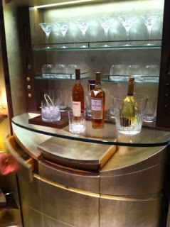 This bar cabinet below was absolutely stunning. Shame I didn't take a picture of the outside of the cabinet because it was beautiful. 