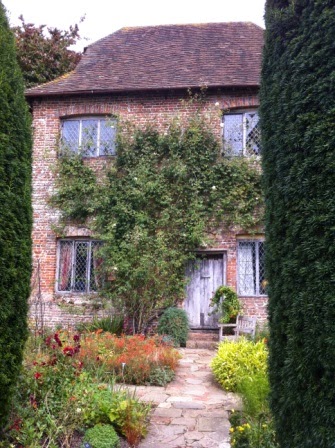 sissinghurst-grounds.6.jpeg