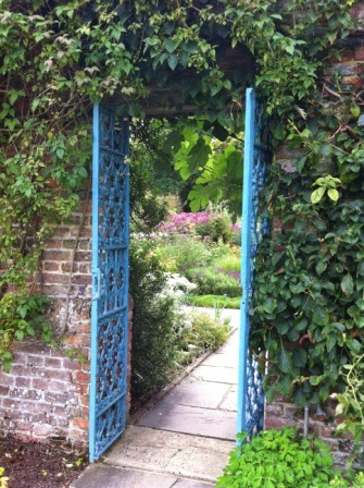 sissinghurst-grounds.10.jpeg