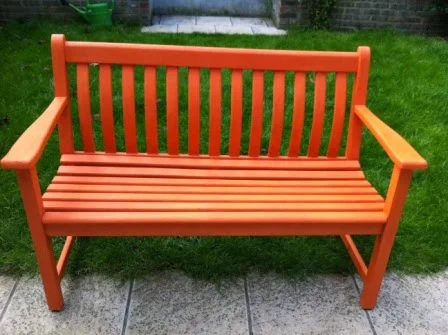 Revamping a garden bench with Annie Sloan paint