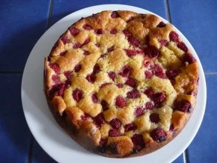 Lemon and almond pudding with raspberries