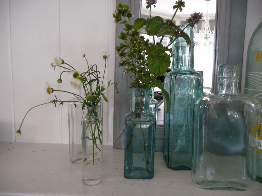 I bought this selection of inexpensive, old bottles from Phoenix on Golborne . Jess, the owner has a lovely eclectic mix of furniture and smaller items. This is one of my favourite shops and it's where I did my paint class. In the green bottle are stems of mint, marjoram and oregano. The other bottle contains tiny daisies that some people would consider a weed!