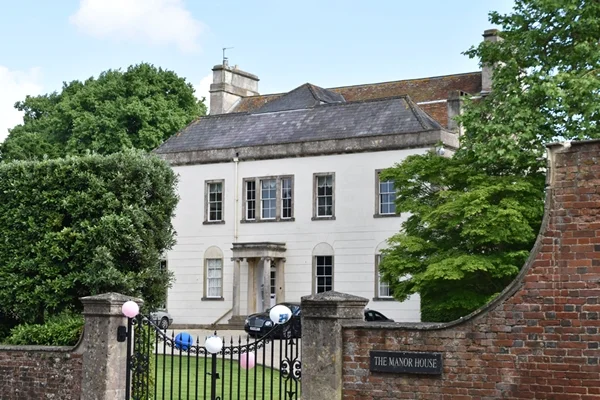 m_ManorHouse (1).jpg