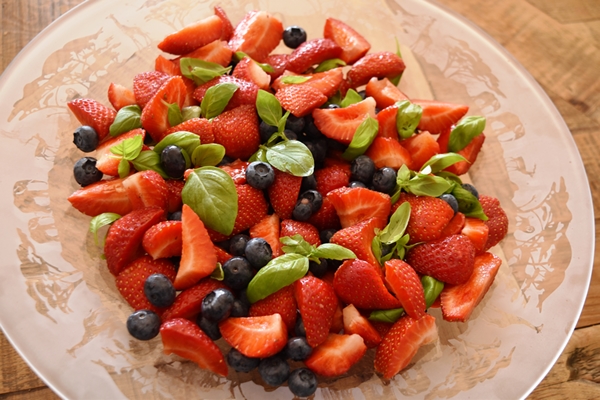  I prepared the dessert of strawberries and blueberries with fresh basil 