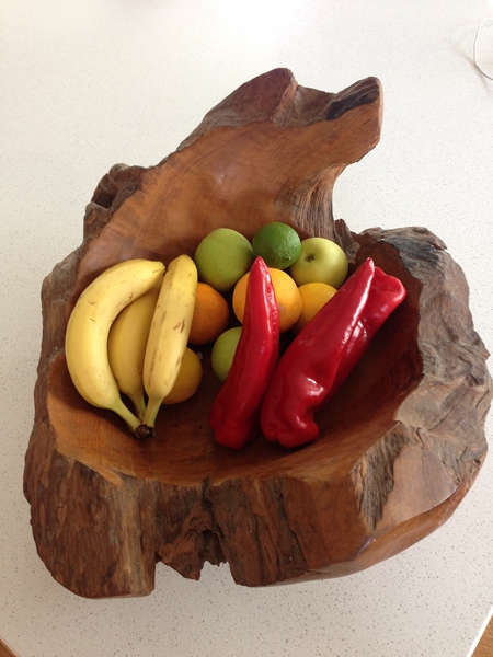  I was in awe of this gorgeous fruit bowl carved out of a huge piece of wood 