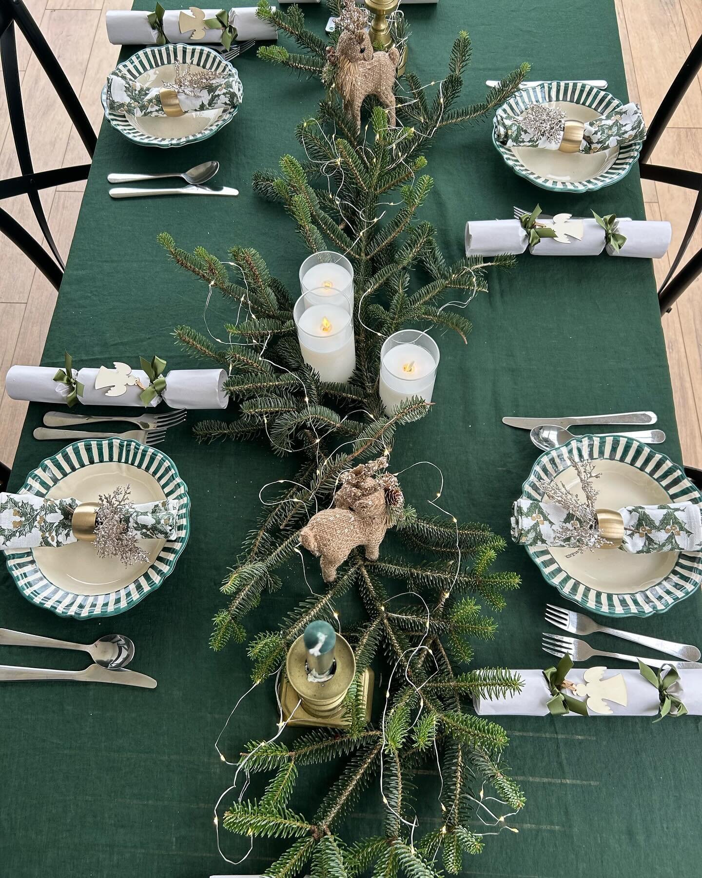 This year&rsquo;s Christmas table, outside at older son&rsquo;s in the Shire, was green and a touch of gold/brass. Linen tablecloth from @hmhome, napkins, napkin rings and glitz bits from @alfrescoemporium, handmade Christmas crackers from @davidjone