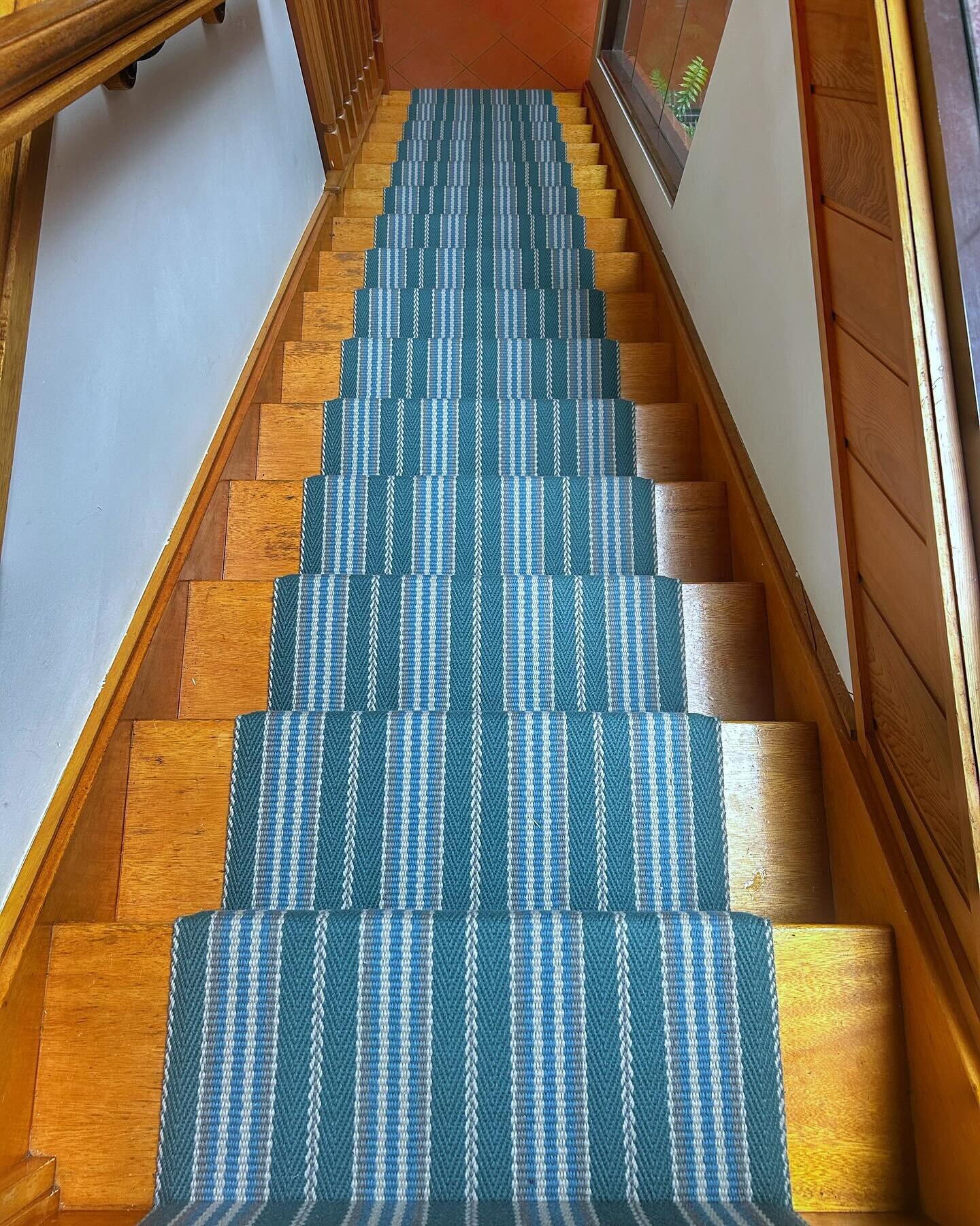 Another happy client today (Sydney based this time). I love adding wow factor to stairs with a statement runner and this stunner is called  Lintzford &lsquo;Viridian&rsquo; by U.K. company @offtheloom_stair_runners It has transformed these varnished 