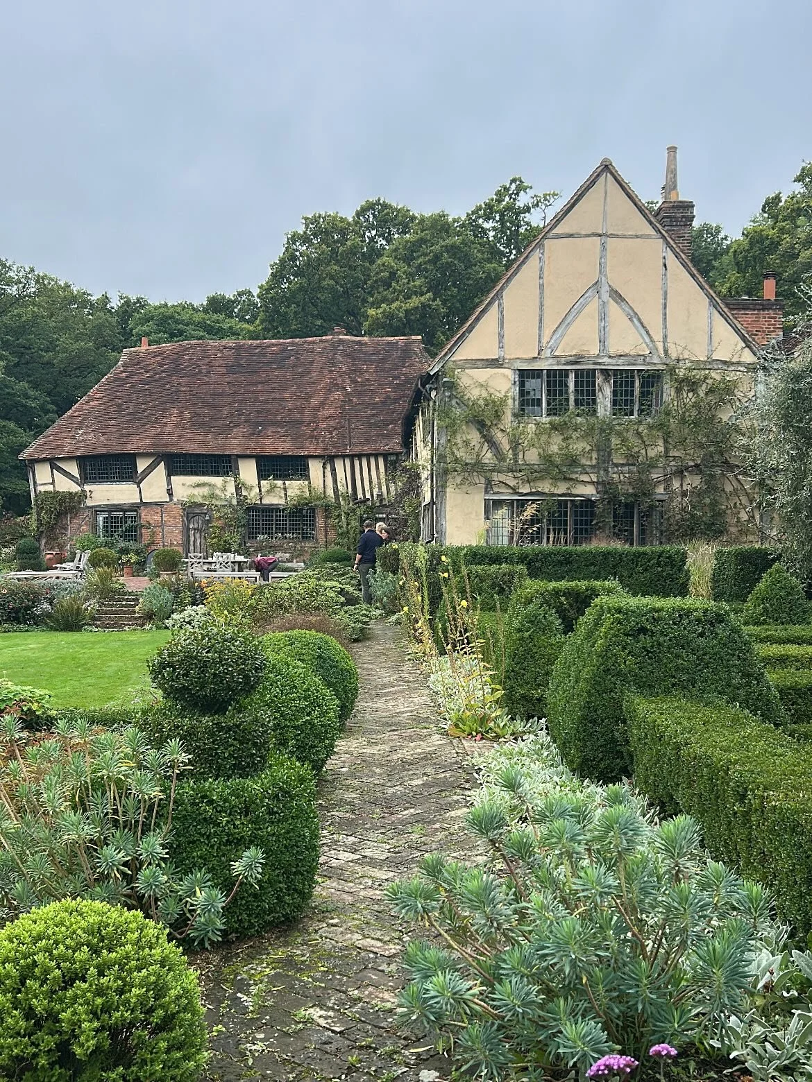 Second day back in London and I was down in Kent with my garden designer friend @shelleyhjgardens for a talk at @longbarngardens (swipe right for more images). This was the home of Vita Sackville-West and Harold Nicolson between 1915 and 1932 where t