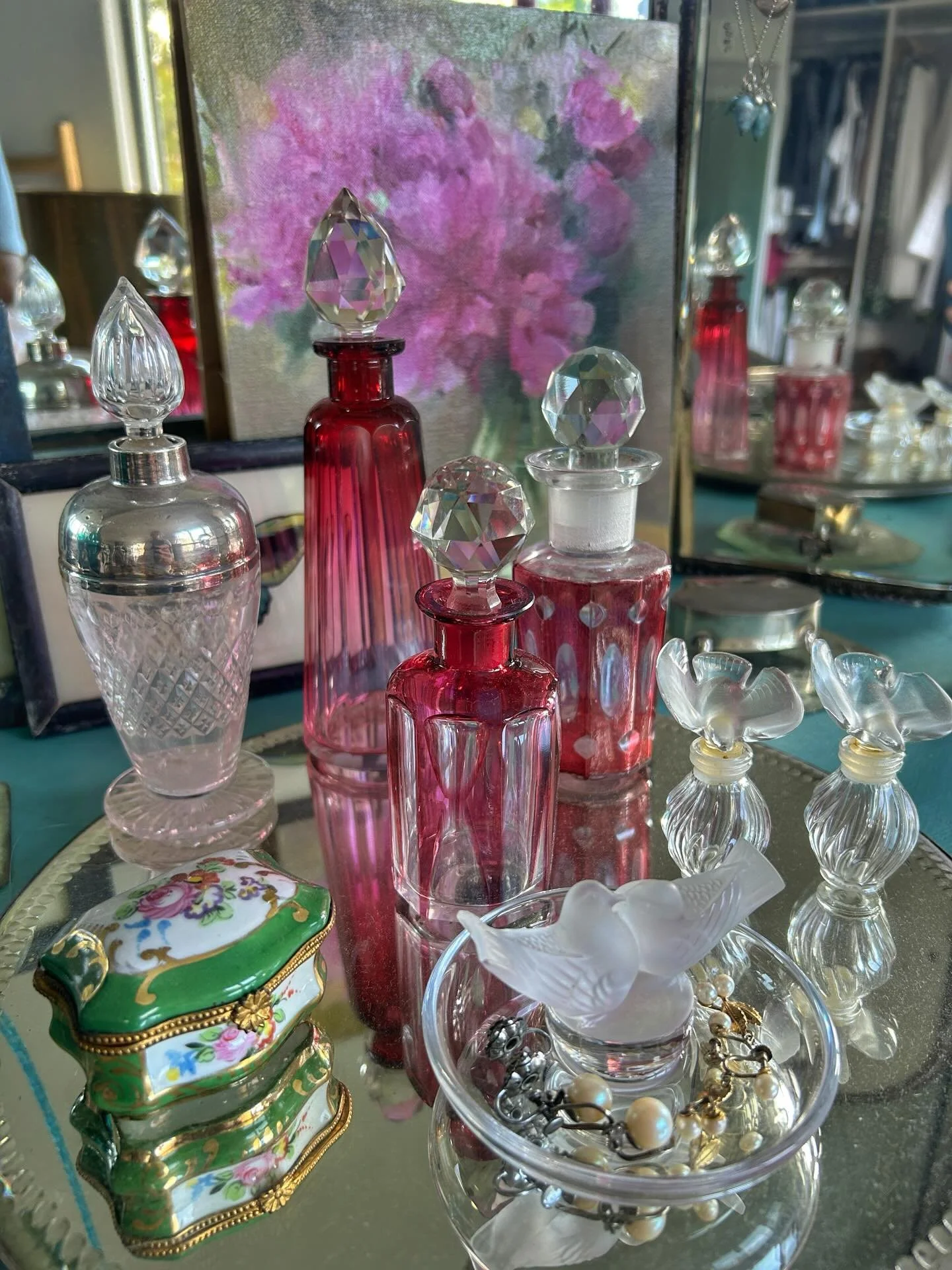 Spot the additional piece of vintage Lalique 👀 - the adorable round glass dish with two little birds. The two vintage Lalique scent bottles, the dish and the clear glass and silver scent bottle are all from @dustdarlinghurst . The stunning oil paint