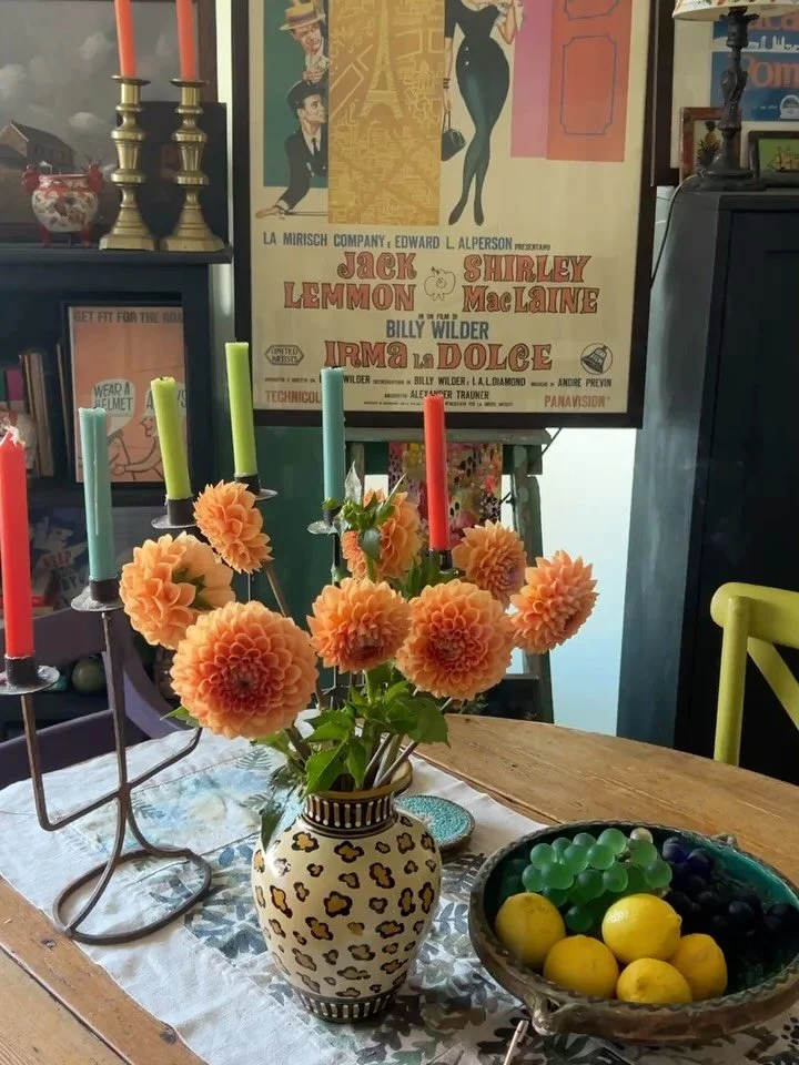 A bunch of dahlias and a bunch of zinnias (swipe right) for a total of $25 (&pound;12.50) at my local market (Kings Cross Market). Such incredible value and the usually last ten days.
