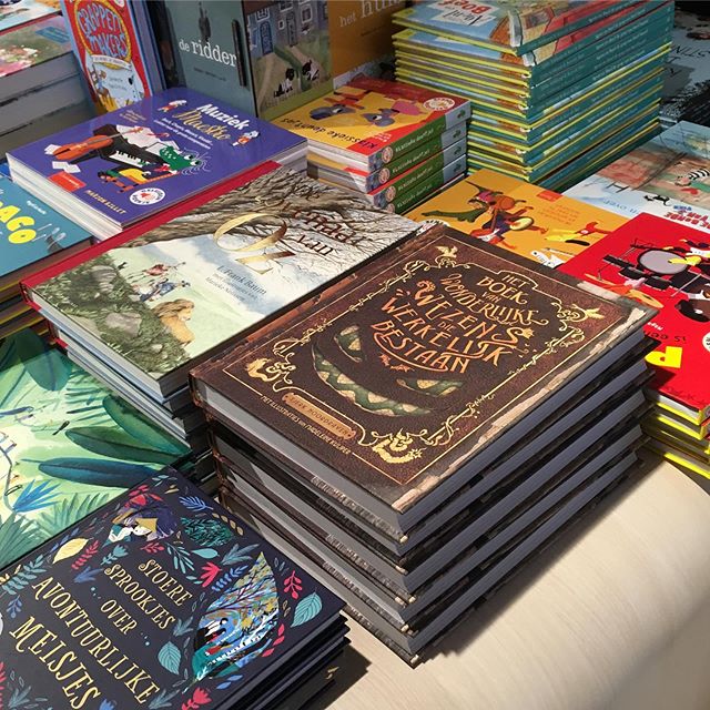 Ondertussen bij boekhandel Scheltema / at the main bookstore Amsterdam #boekvanwonderlijkewezens #tjerknoordraven #moonuitgevers #esthermalaparte #monsters #book #150mysteriouscreatures #monstruos #monstres #illustrations #bookillustrations #overamst