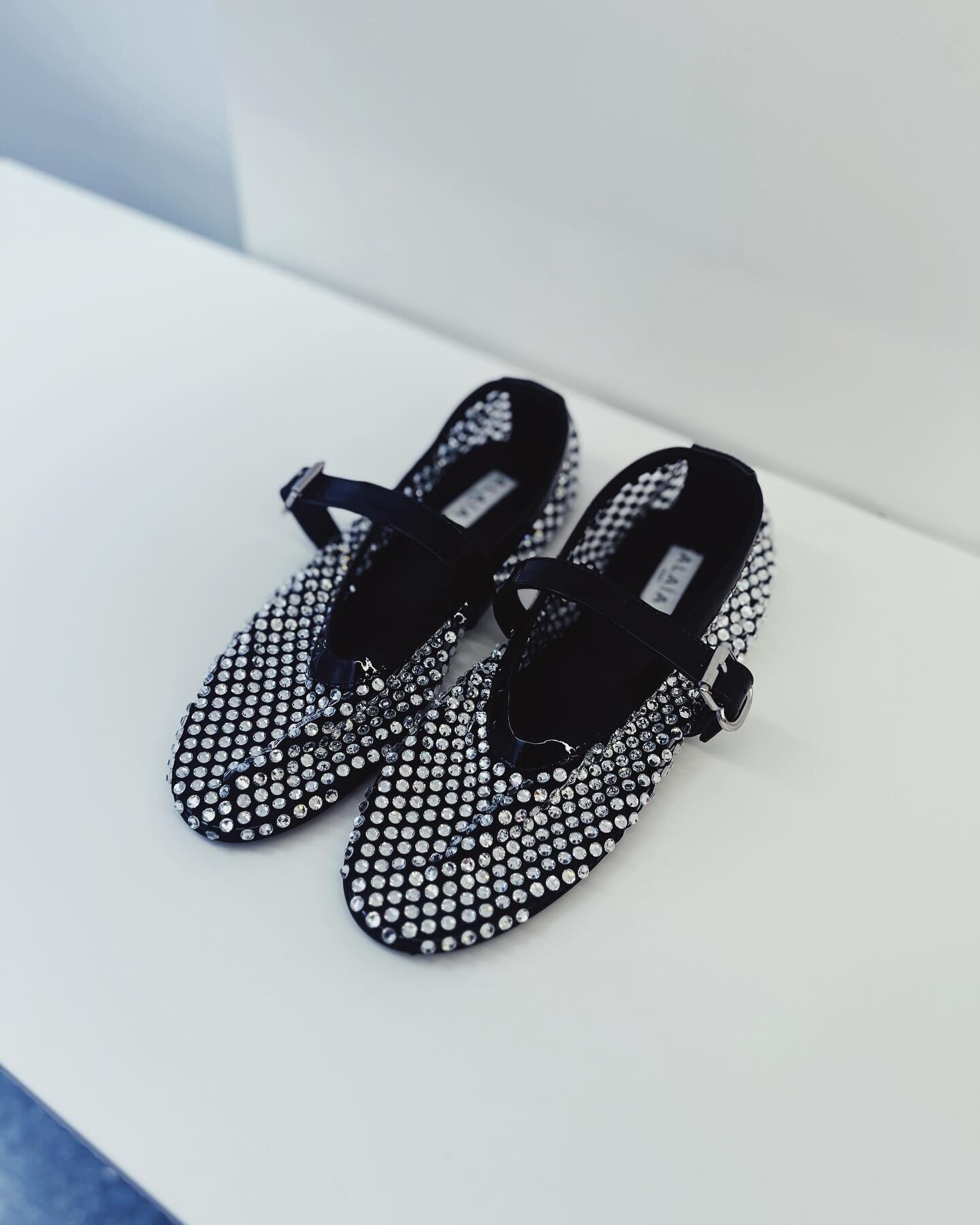 The ballet flats that nobody can keep in stock, plus more stellar accessories keeping me up at night lately from @maisonalaia and @khaite_ny 

Trend alert: studs, sparkles, grommets and various metallic accents of all kinds ✨✨✨