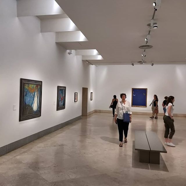 This is why lighting angles are so important. #lightingdesign #gallerylightingdesign #gallerylighting #museumlighting