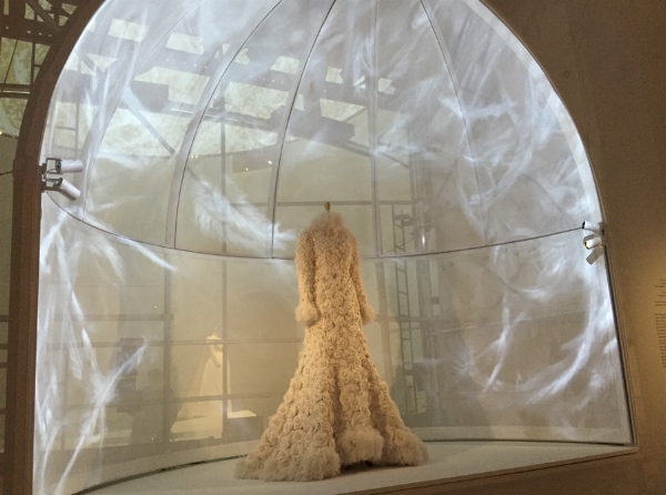 The perforated translucent material used for the temporary structure was also acoustically transparent, which contributed to the even distribution of sound in the main top floor.