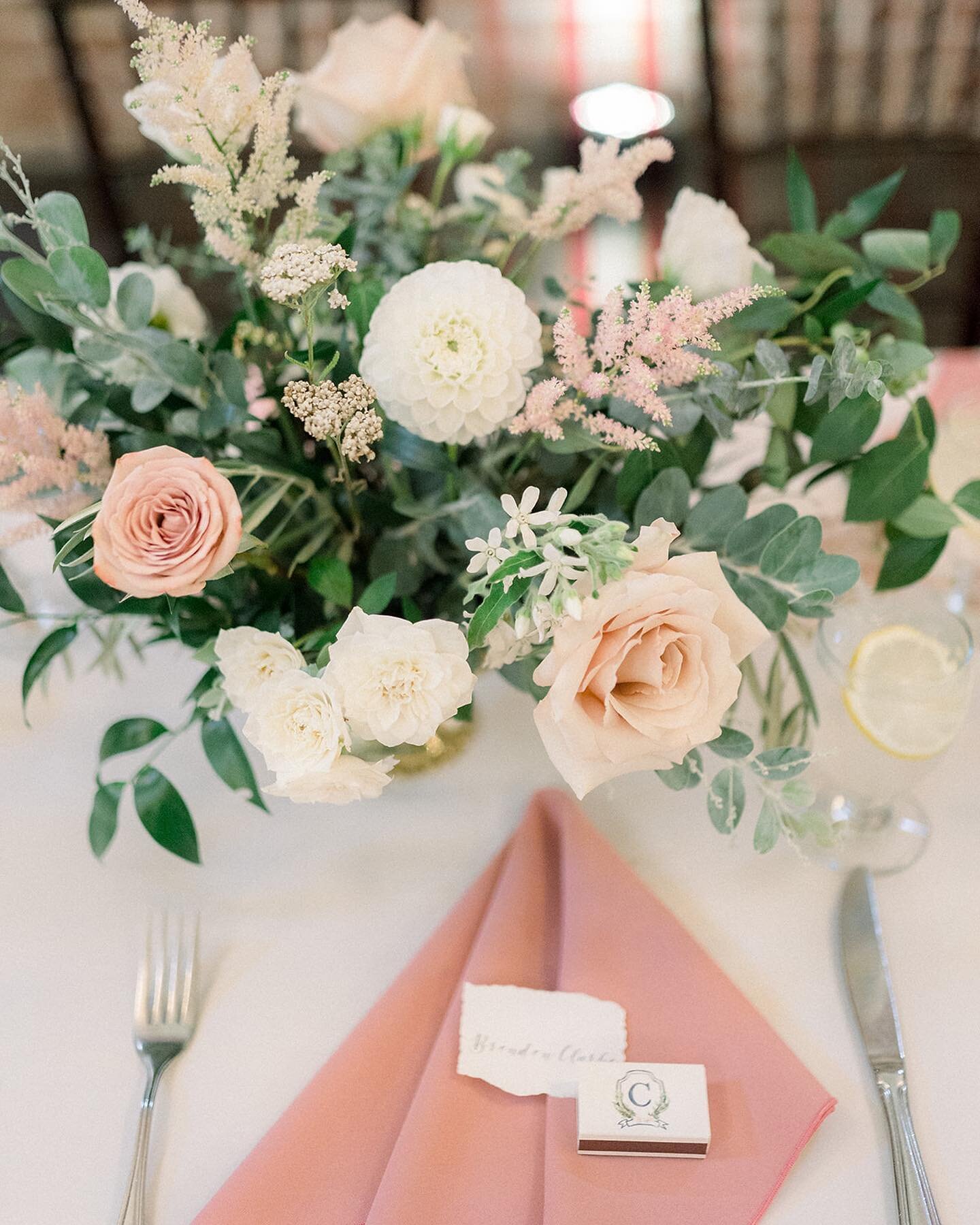 Featuring all the faves🫶🏼: Cappuccino, dahlias, astilbe, quicksand, riceflower and a special request from M + A for fresh Spanish moss flown in from the Carolinas 

Photography | @hellobluephoto ⁠
Videography | @hellobluefilms ⁠
Planning | @michell
