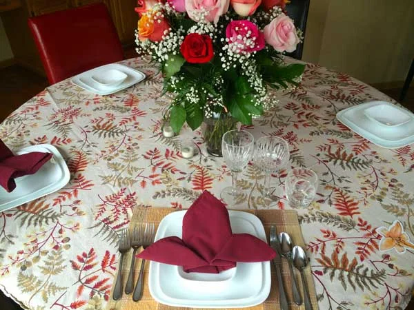 While this is not necessarily a Thanksgiving arrangement, you can see how it adds elegance to the table.