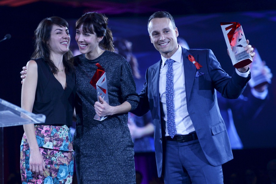 M. Dany Gagnon, de Chrono Aviation en compagnie de Mmes Anne et Catherine Monna, de Cassis Monna et filles, entreprise de l'année dans la catégorie petite entreprise. Crédit photo: Le Soleil