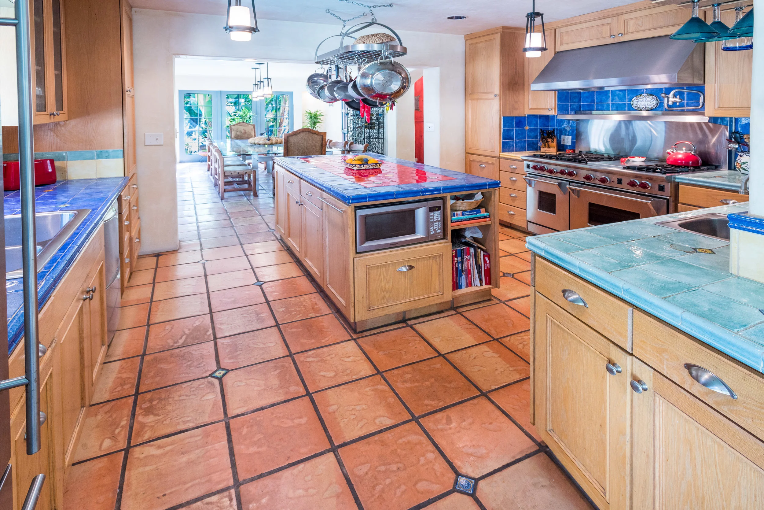 21 Kitchen.jpg