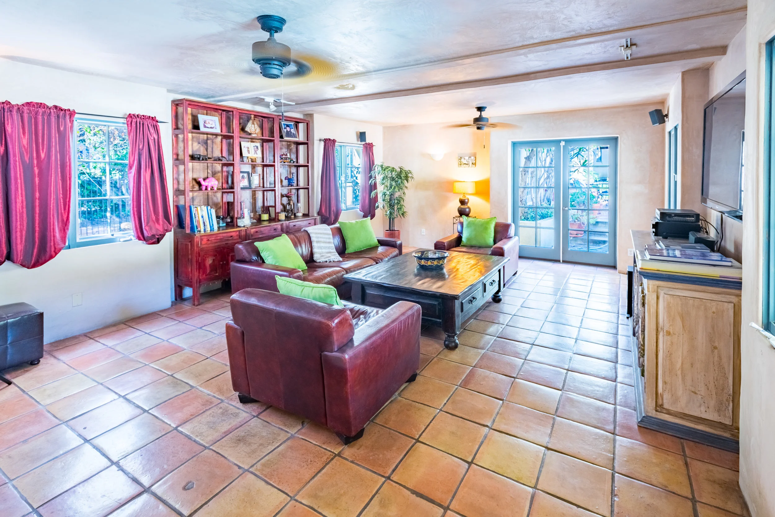 29 Family Room.jpg