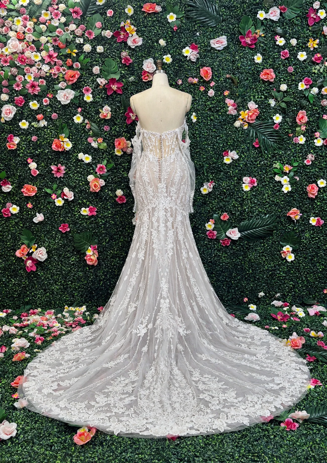 lux-P9189-back-flowerwall.webp