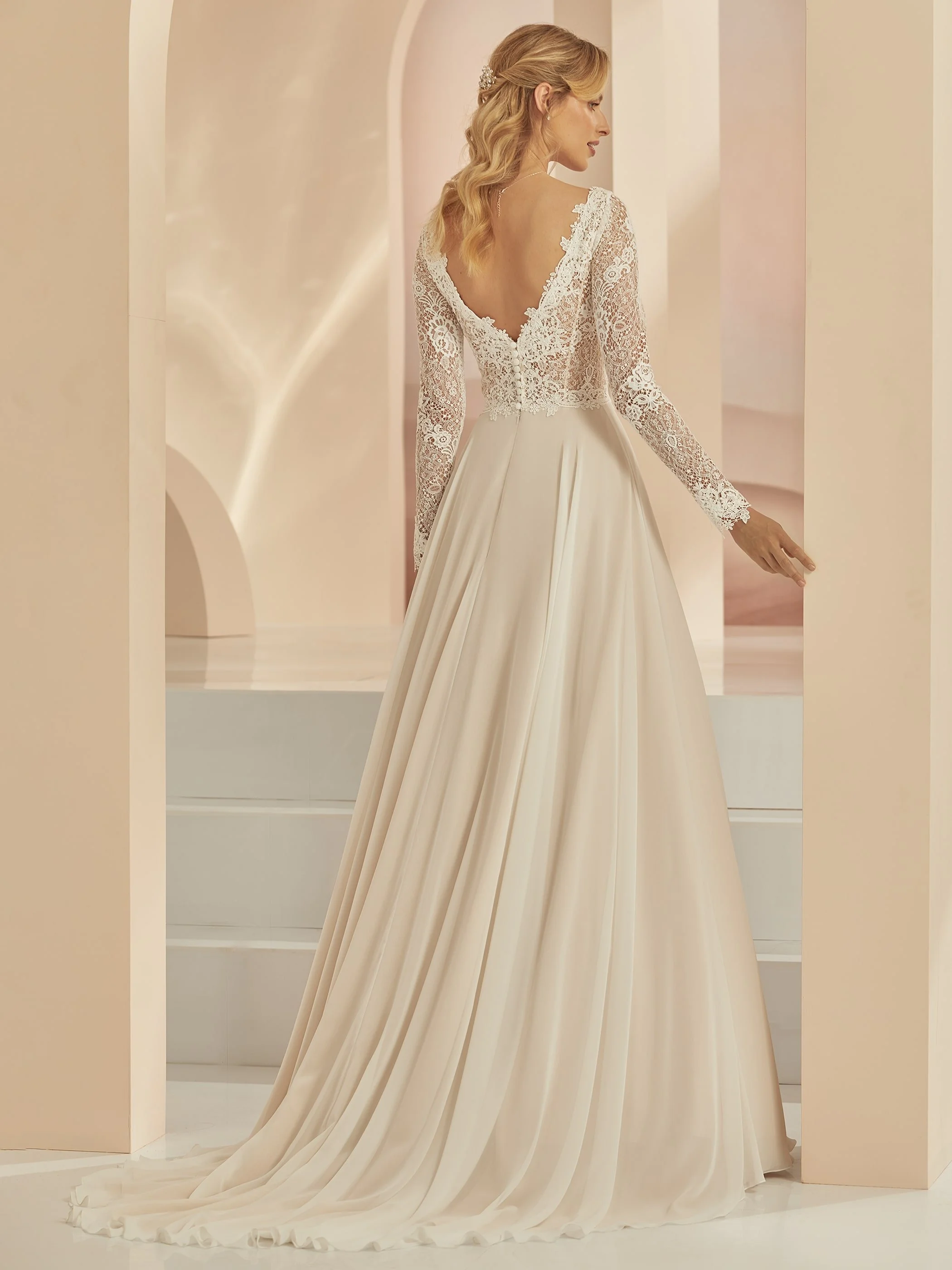 Famosa — back view