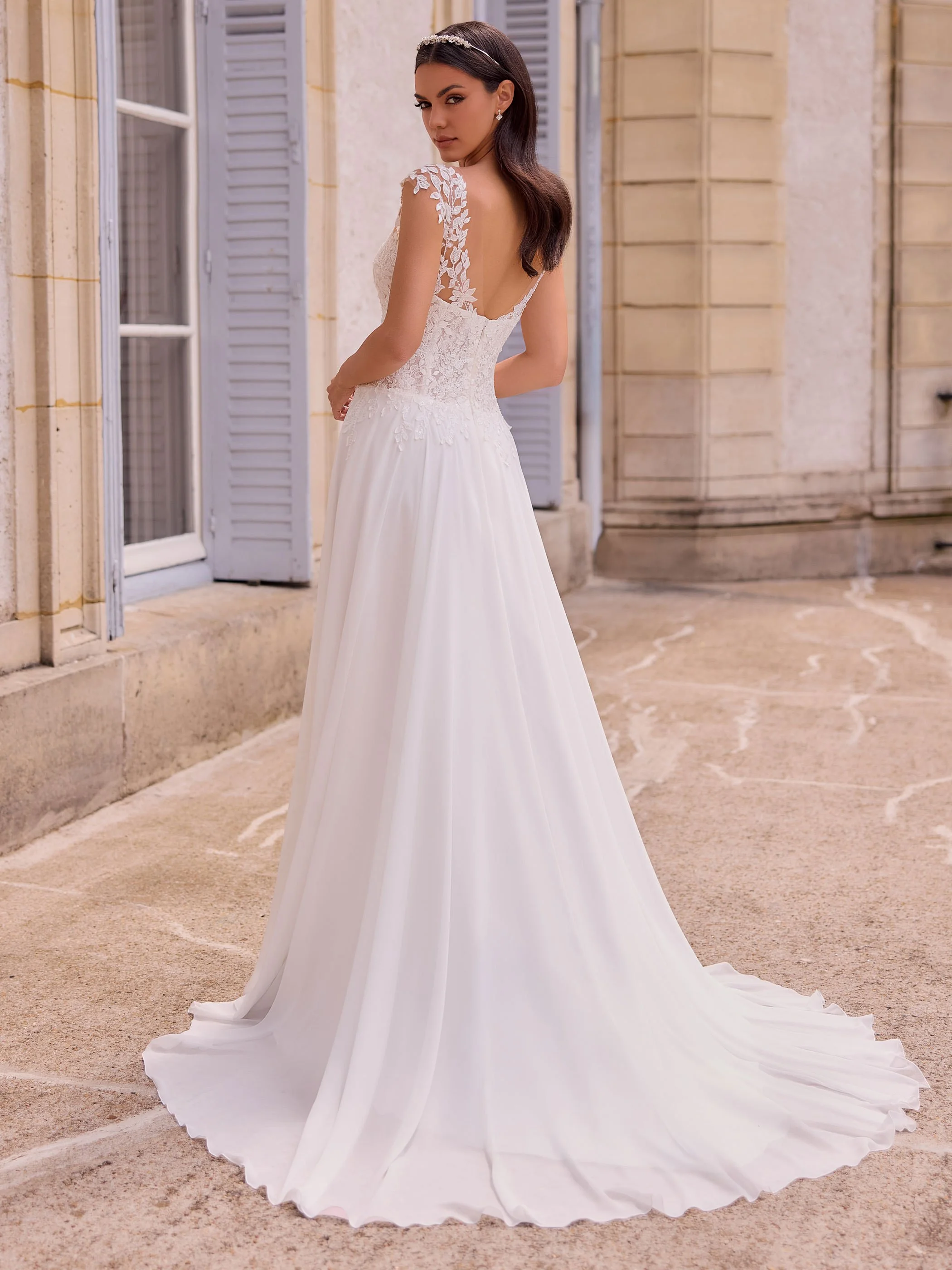Giada — back view