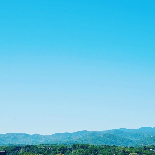 Glimpse of the mountains from downtown. So happy to call this place home  #Asheville #828isgreat #blueridgemountains #blueridgeparkway #downtownasheville #mountainlife #ashevilleweddingphotographer #destinationweddingphotographer #destinationwedding 