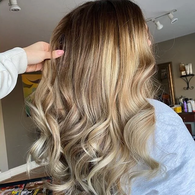 10 month retouch xoxo
blend: 7-1 6-16 13vol
Mids: 8-11 and 9-4 6vol
Ends: 9-1 6vol
. ✨
.
.
.
.
#balayage #ombre #hairstylist #hairgoals #haircolor #modernsalon #americansalon #balayageandpainted #hairbestieforlife #hb4l #mastersofbalayage
 #hudabeaut