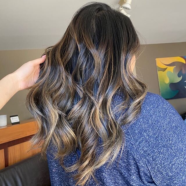 Natural balayage xoxo
blend: 5-1 13vol
ends: 7-1 and 7-4 and 7-21 6vol
. ✨
.
.
.
.
#balayage #ombre #hairstylist #hairgoals #haircolor #modernsalon #americansalon #balayageandpainted #hairbestieforlife #hb4l #mastersofbalayage
 #hudabeauty #hairbesti