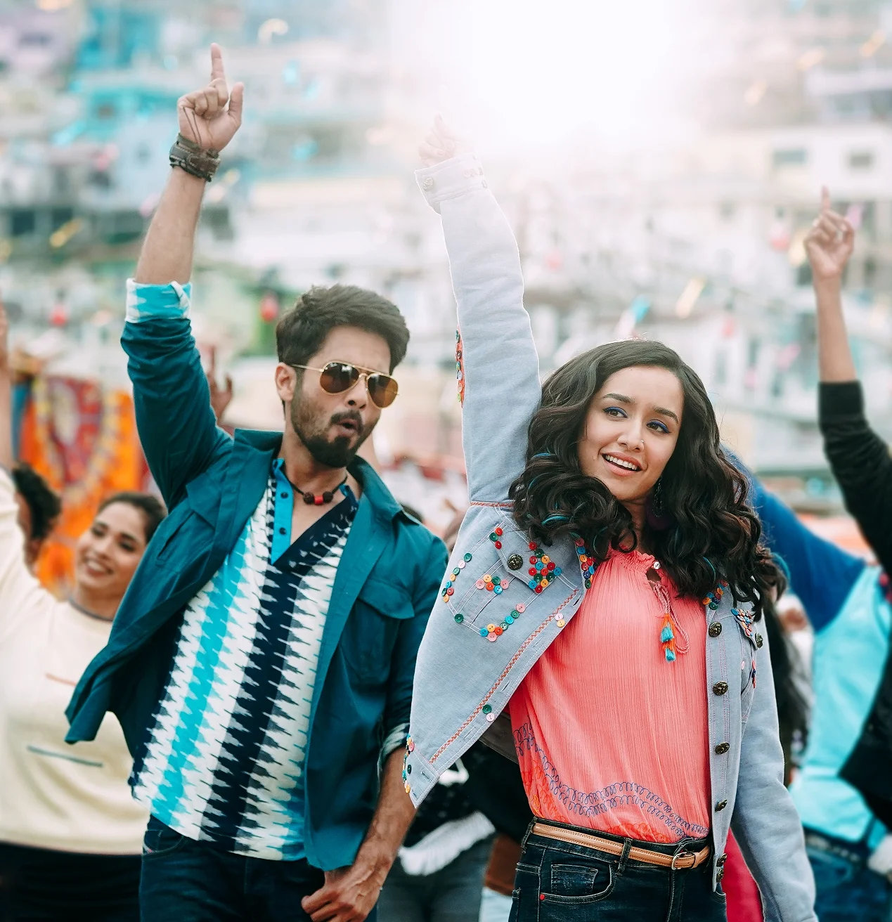 Presenting the first video song "Gold Tamba" with Lyrics from the Hindi movie "Batti Gul Meter Chalu". This Bollywood movie song is sung by Nakash Aziz and composed by Anu Malik. The Lyrics are penned by Siddharth & Garima. The Song features Shahid Kapoor, Shraddha Kapoor in the video. GULSHAN KUMAR, T-Series and Virendrra Arora present In Association Krti Pictures, Batti Gul Meter Chalu is an upcoming Indian Hindi film directed by Shree Narayan Singh and is produced by Bhushan Kumar, Krishan Kumar, Shree Narayan Singh, Nitin Chandrachud, Kusum Arora and Nishant Pitti. This movie is featuring Shahid Kapoor, Shraddha Kapoor, Divyendu Sharma and Yami Gautam in the lead roles. Song - Gold Tamba Singer - Nakash Aziz Lyrics –Siddharth- Garima Music - Anu Malik Music Programmer-D J Phukan Guitars-Pawan Rasaily Sound Production - Dhruba Recorded And Mixed At Neo Sounds By Pankaj Borah.