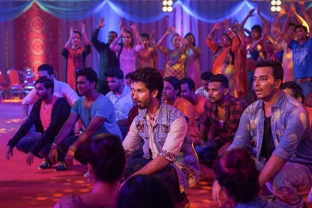 Presenting the third video song "Hard Hard " from the movie "Batti Gul Meter Chalu"."The song is in the voice of " Mika Singh, Sachet Tandon & Prakriti Kakar composed by "Sachet-Parampara" and the lyrics of this new song are penned by " Siddharth-Garima". GULSHAN KUMAR, T-Series and Virendrra Arora present In Association Krti Pictures, Batti Gul Meter Chalu is an upcoming Indian Hindi film directed by Shree Narayan Singh and is produced by Bhushan Kumar, Krishan Kumar, Shree Narayan Singh, Nitin Chandrachud, Kusum Arora and Nishant Pitti. This movie is featuring Shahid Kapoor, Shraddha Kapoor, Divyendu Sharma and Yami Gautam in the lead roles. Song : Hard Hard Singers : Mika Singh, Sachet Tandon, Prakriti Kakar Music : Sachet-Parampara Lyrics : Siddharth-Garima Music produced by : Abhijit Vaghani Additional programming : Sourabh Lokhande Mix and Mastered by Aftab Khan at Headroom Studio Mumbai Mix assistant Vatsal Chevli Music Assistants - O2SRK Vocals Recorded at : Neo Sound by Pranjal Bor