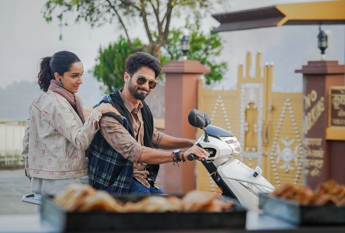 Dekhte Dekhte Song | Latest Bollywood Song | Atif Aslam New Song Presenting the second video song "Dekhte Dekhte" from the Hindi movie "Batti Gul Meter Chalu". This Bollywood rendition of Nusrat Fateh Ali Khan original song is done by Rochak Kohli and sung by Atif Aslam. The Song features Shahid Kapoor, Shraddha Kapoor in the video. GULSHAN KUMAR, T-Series and Virendrra Arora present In Association Krti Pictures, Batti Gul Meter Chalu is an upcoming Indian Hindi film directed by Shree Narayan Singh and is produced by Bhushan Kumar, Krishan Kumar, Shree Narayan Singh, Nitin Chandrachud, Kusum Arora and Nishant Pitti. This movie is featuring Shahid Kapoor, Shraddha Kapoor, Divyendu Sharma and Yami Gautam in the lead roles. Song Credits : ♪Song: Dekhte Dekhte ♪Singer: Atif Aslam ♪Written by Nusrat Fateh Ali Khan / Manoj Muntashir ♪Composer - Nusrat Fateh Ali Khan / Rochak Kohli ♪Published by WOMAD Music Ltd / T-Series ►Additional credits Song Produced, Mixed and Mastered by - Bharat Goel @ Global Sound Labs Associate Programming, Keys by - Feroz Khan Guitars by - Mohit Dogra Additional Vocals by - Altamash Faridi, Ashish
