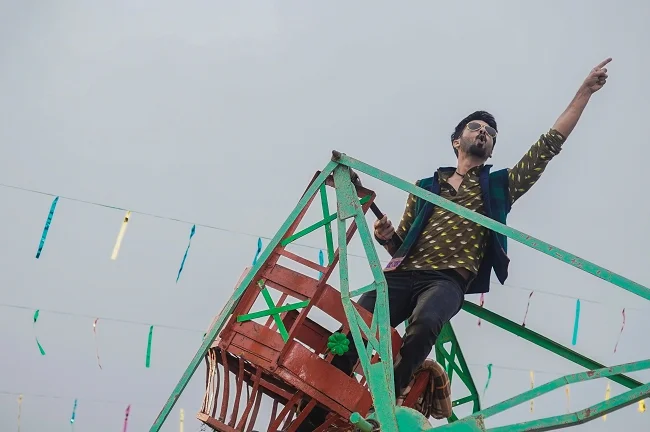Presenting the first video song "Gold Tamba" with Lyrics from the Hindi movie "Batti Gul Meter Chalu". This Bollywood movie song is sung by Nakash Aziz and composed by Anu Malik. The Lyrics are penned by Siddharth & Garima. The Song features Shahid Kapoor, Shraddha Kapoor in the video. GULSHAN KUMAR, T-Series and Virendrra Arora present In Association Krti Pictures, Batti Gul Meter Chalu is an upcoming Indian Hindi film directed by Shree Narayan Singh and is produced by Bhushan Kumar, Krishan Kumar, Shree Narayan Singh, Nitin Chandrachud, Kusum Arora and Nishant Pitti. This movie is featuring Shahid Kapoor, Shraddha Kapoor, Divyendu Sharma and Yami Gautam in the lead roles. Song - Gold Tamba Singer - Nakash Aziz Lyrics –Siddharth- Garima Music - Anu Malik Music Programmer-D J Phukan Guitars-Pawan Rasaily Sound Production - Dhruba Recorded And Mixed At Neo Sounds By Pankaj Borah.