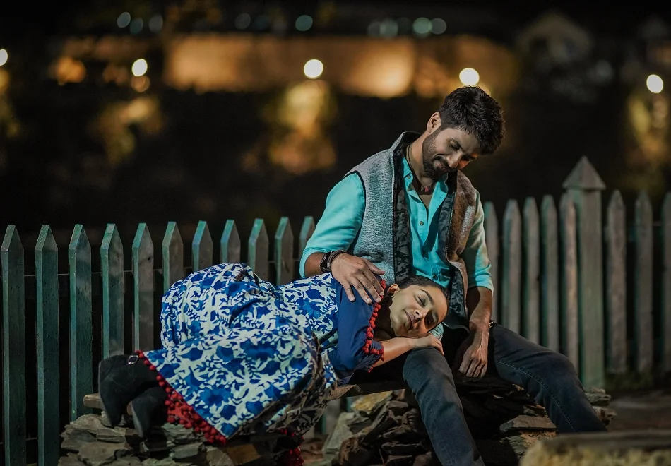 Presenting the second video song "Dekhte Dekhte" from the Hindi movie "Batti Gul Meter Chalu". This Bollywood rendition of Nusrat Fateh Ali Khan original song is done by Rochak Kohli and sung by Atif Aslam. The Song features Shahid Kapoor, Shraddha Kapoor in the video. GULSHAN KUMAR, T-Series and Virendrra Arora present In Association Krti Pictures, Batti Gul Meter Chalu is an upcoming Indian Hindi film directed by Shree Narayan Singh and is produced by Bhushan Kumar, Krishan Kumar, Shree Narayan Singh, Nitin Chandrachud, Kusum Arora and Nishant Pitti. This movie is featuring Shahid Kapoor, Shraddha Kapoor, Divyendu Sharma and Yami Gautam in the lead roles. Song Credits : Song: Dekhte Dekhte Singer: Atif Aslam Written by Nusrat Fateh Ali Khan / Manoj Muntashir Composer - Nusrat Fateh Ali Khan / Rochak Kohli Published by WOMAD Music Ltd / T-Series ►Additional credits Song Produced, Mixed and Mastered by - Bharat Goel @ Global Sound Labs Associate Programming, Keys by - Feroz Khan Guitars by - Mohit Dogra Additional Vocals by - Altamash Faridi, Ashish
