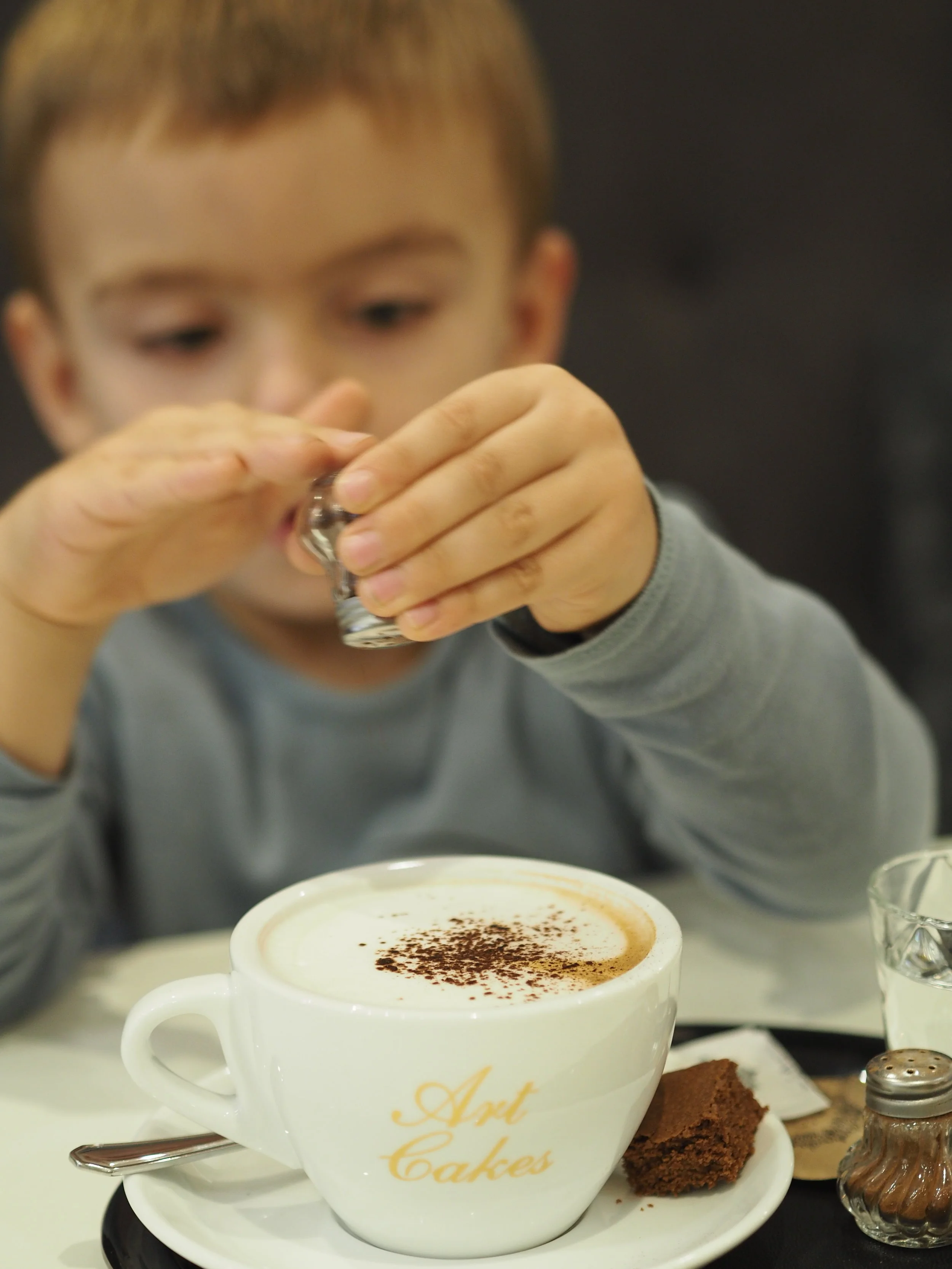 Taková drobnost v kavárně Art Cakes, mohla jsem si sama kávku posypat kakaem či skořicí... Lukášek byl nadšený :-)