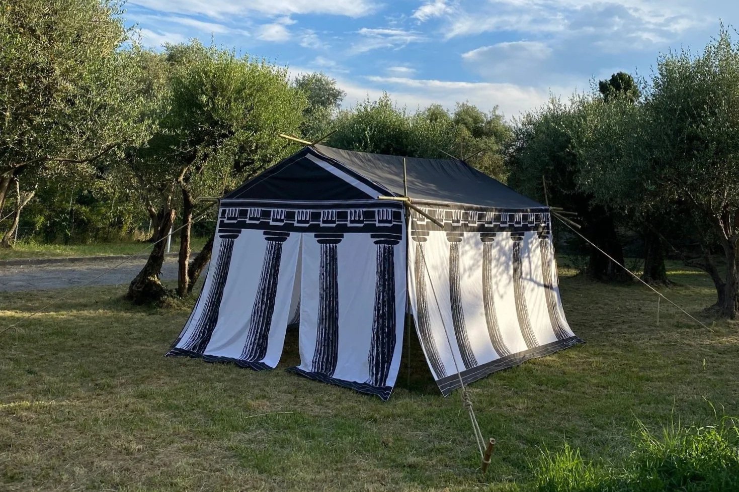 LA TENT NOIR