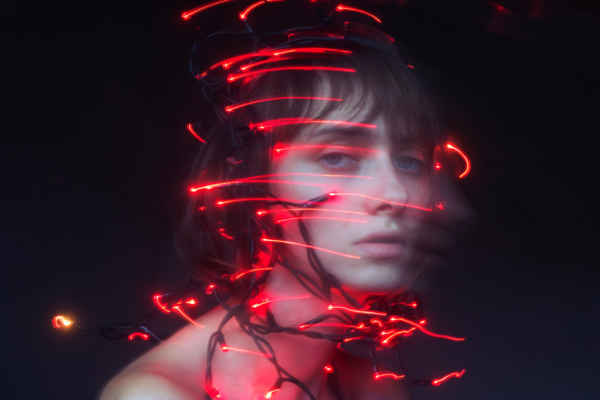 What you can decipher from this image: one pose was held much longer than the other one. That is why there is only a slight blur on the right, as well as the traces of the moving lights.