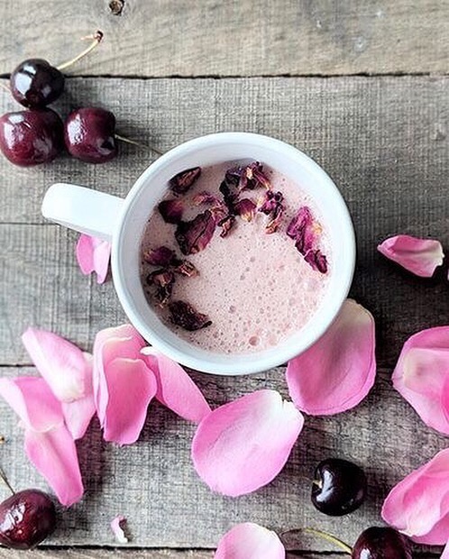 Almost weekend - don't forget your beauty rituals! 🌸 Bij @juliettearmandbelgium hebben we binnenkort heel leuk nieuws. Kan jij raden wat het is? #juliettearmand #juliettearmandbelgium #scienceofskin #beauty