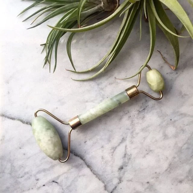Onze favoriet tegen puffy eyes? Combineer jouw Juliette Armand oogcr&egrave;me met de jade roller voor applicatie 💚🌱�.�De groene jade steen staat bekend om haar gunstige fysieke effecten op de huid, spieren, botten en werkt eveneens ontgiftend. 🌿�
