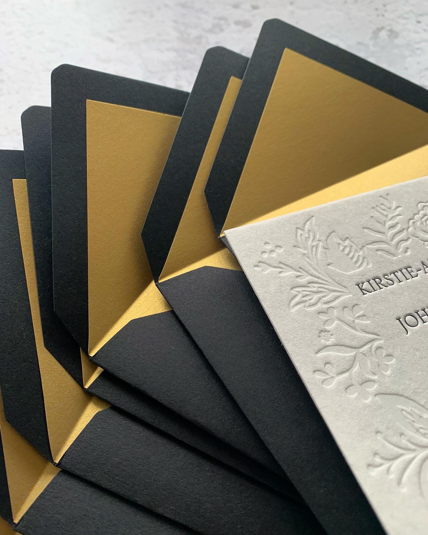 Behind the scenes, black and gold ✨🖤
#letterpresslove #blackandgold #blacktiewedding #luxwedding #wedding #letterpressinvitations