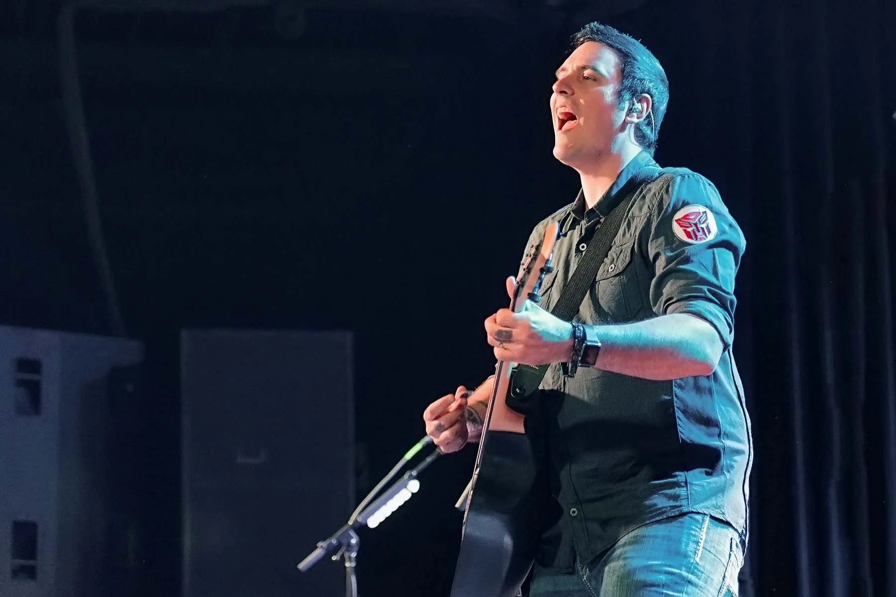 Breaking Benjamin performs acoustic set at the International July 5, 2015