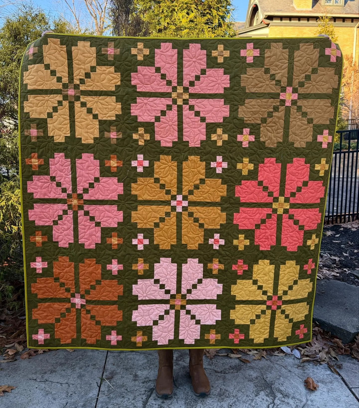 I didn&rsquo;t finish nearly as many quilts this year as I did last year but this one really made me happy. It was a gift for @kristinisaprincess, who is one of my oldest friends (since middle school) and happens to loves daisies. When I saw the patt
