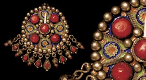 The signature piece of this exhibition is Fibula (Tabzimt)