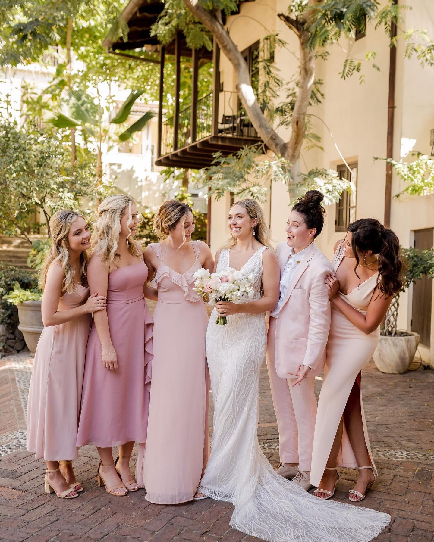 Bride squad goals ✨✨ 
.
.
{photo} @sylviaguardia_photography 
{floral} @stylos_y_flores 
.
.
⠀⠀⠀⠀⠀⠀⠀⠀⠀
#bridesquad #teambrides #costaricawedding #destinationwedding #lascatalinas