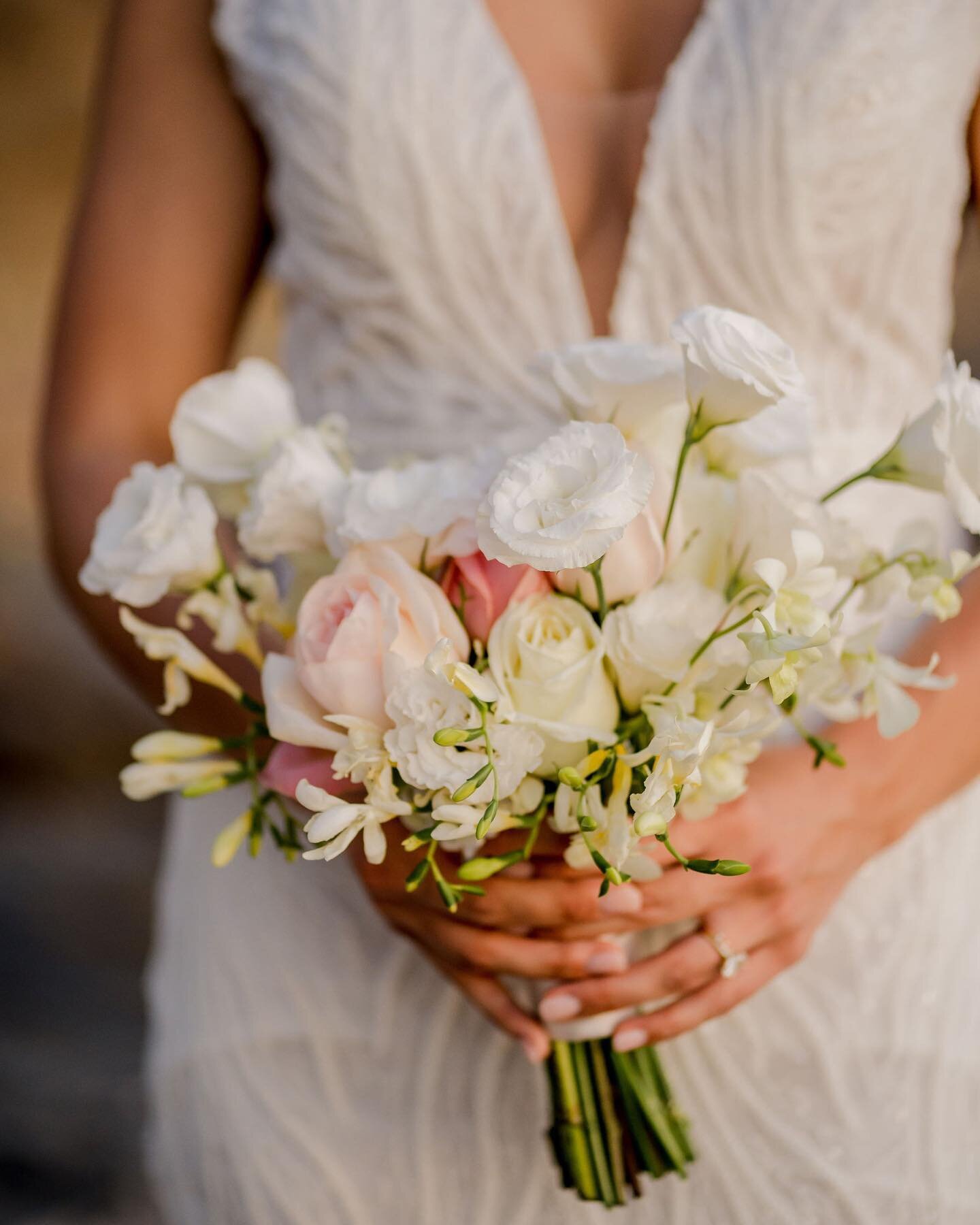 Classics are classics 💐💐
.
.
{photo} @sylviaguardia_photography 
{floral} @stylos_y_flores 
.
.
#bouquet #bridal #floralgoals #costaricawedding #destinationweddingplanner