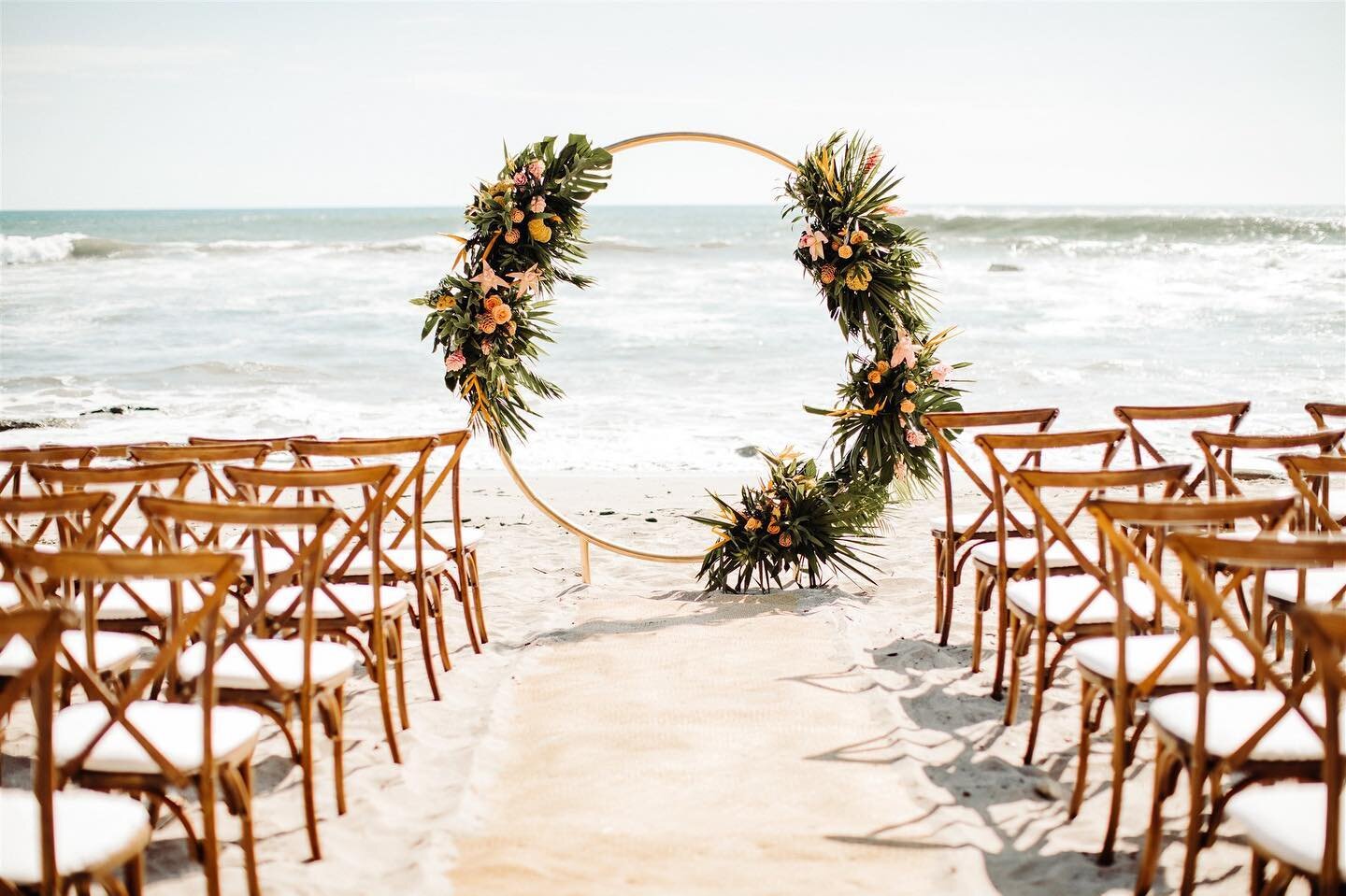 Debating on wether we should still caption our posts as it seems not a lot of people read captions. Did you read this??
.
.
{photo} @meganmccullor_photography 
{floral} @stylos_y_flores 
{rentals} @costamesaeventrentals 
{venue} @nekaui_costa_rica 
.