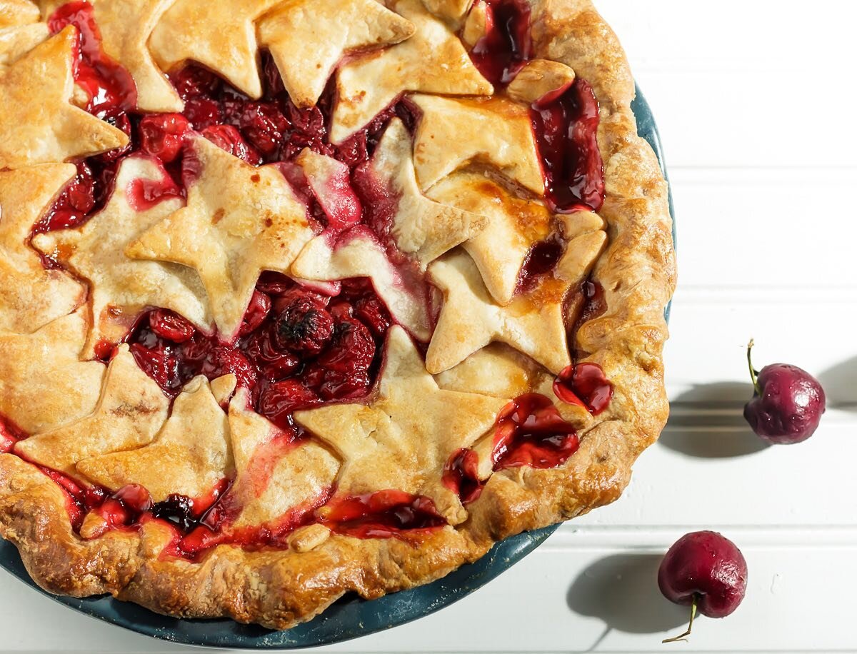 Are you a pie lover? What’s your favorite? Does the idea of making pie scare you? It did for me too until I took a class at @alamodepies ! Now I make pies and have even shared my learned talent with others on how to make pie even here in Italy!