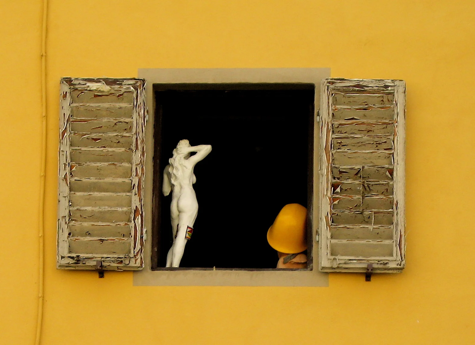 Window near Santo Spirito