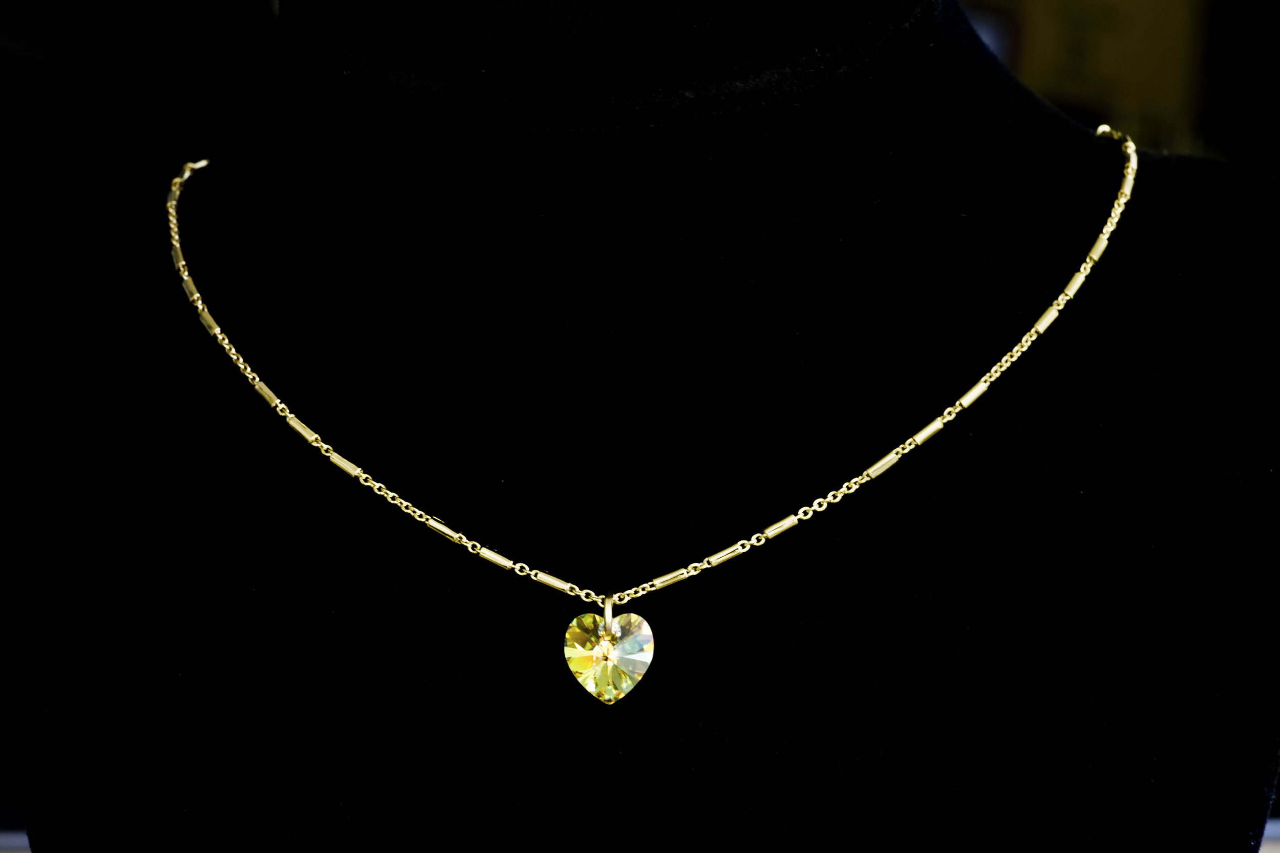 Piepen Fictief Namaak 24-Karat Gold Iridescent Swarovski Heart-Shaped Pendant With Fancy Periodic  Bar Chain (24 Carat Overlay) - Gemtera | Gemmy - Clear & Colorful® -  Lifestyle and Home Products.
